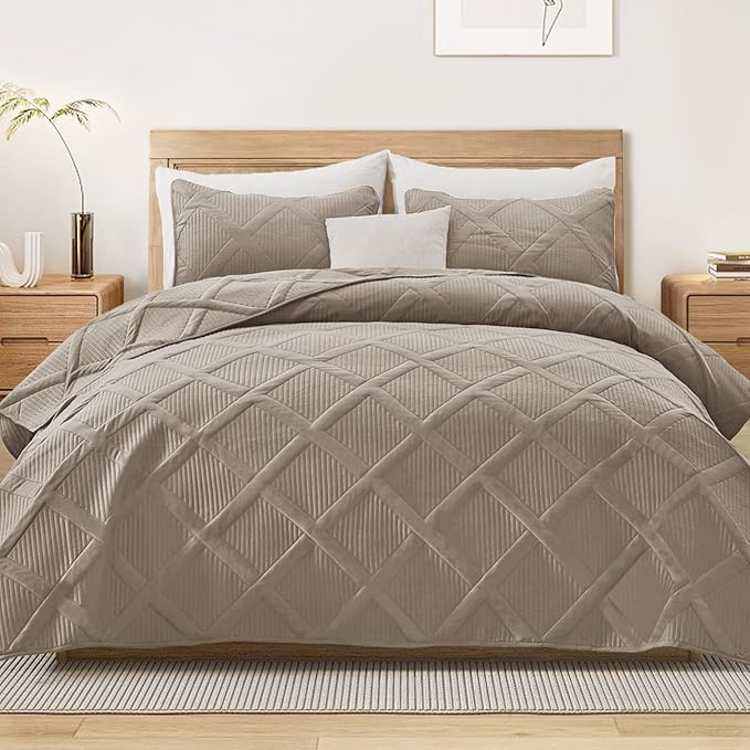 Exclusivo Mezcla Quilt Set Oversized King Size, 3 Pieces Taupe Cal King Quilt by ExclusivoMezcla