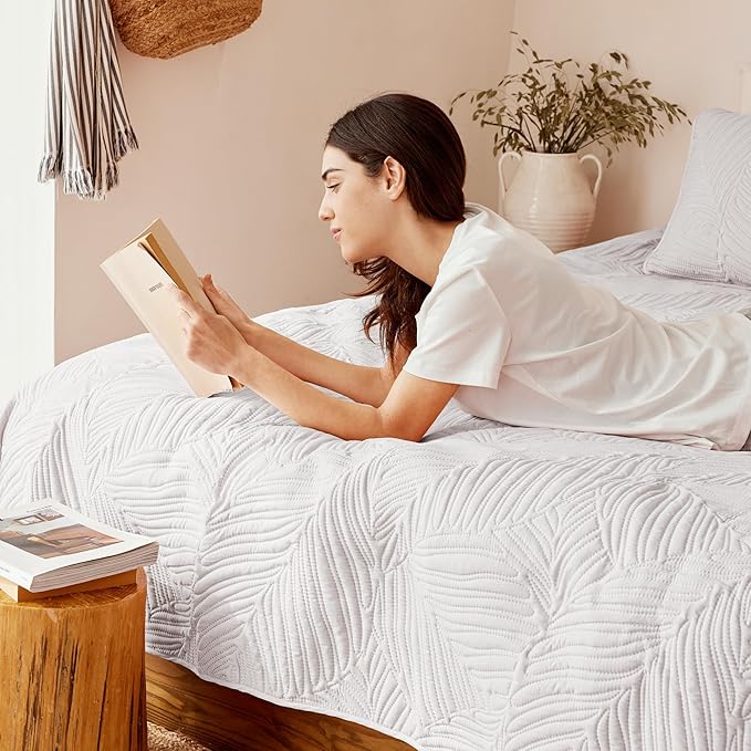 Exclusivo Mezcla California King Quilt Bedding Set, Lightweight White Quilts - Image 4